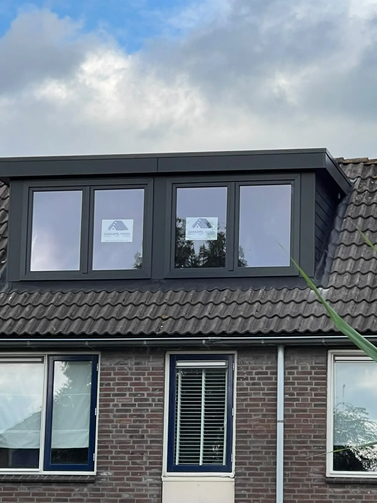 Antraciet dakkapel Assen op een rijwoning