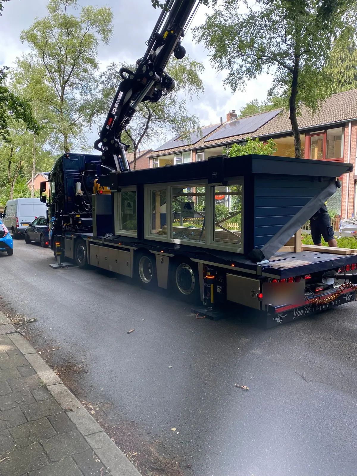 Levering dakkapel met kraanwagen