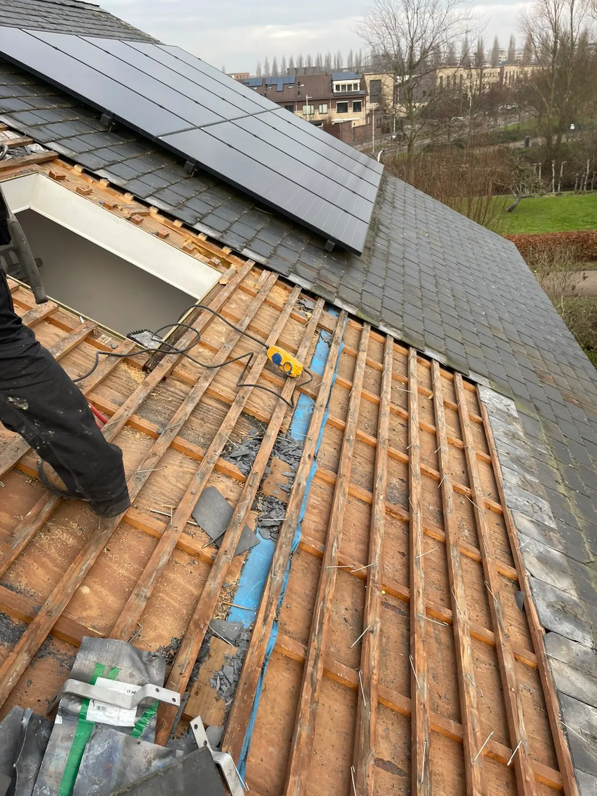 Leien dak wordt geopend rond een dakkapel