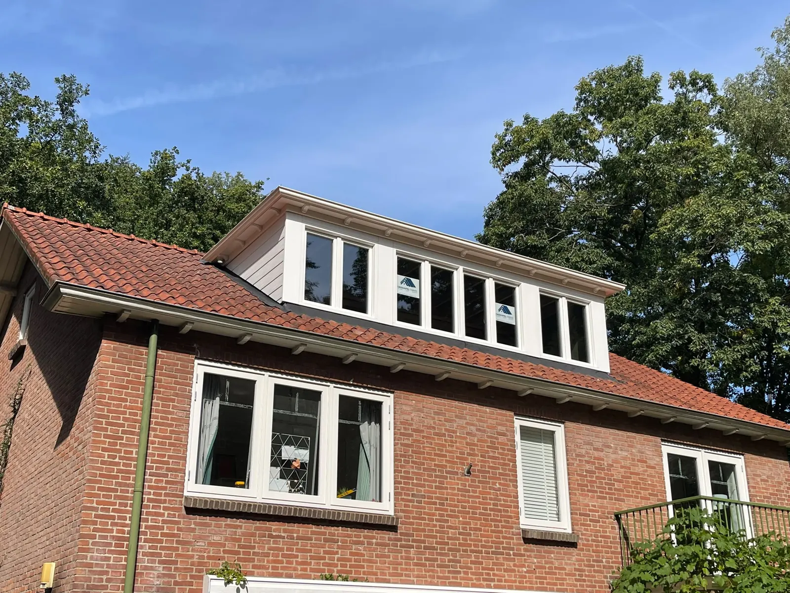 Airco op dakkapel: witte dakkapel op een vrijstaande woning